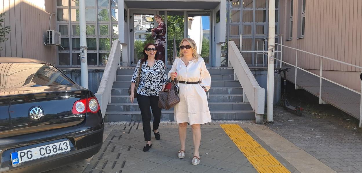 Krsmanović sa advokaticom ispred Osnovnog suda u Podgorici (Foto: Portal ETV/M.Ž.)