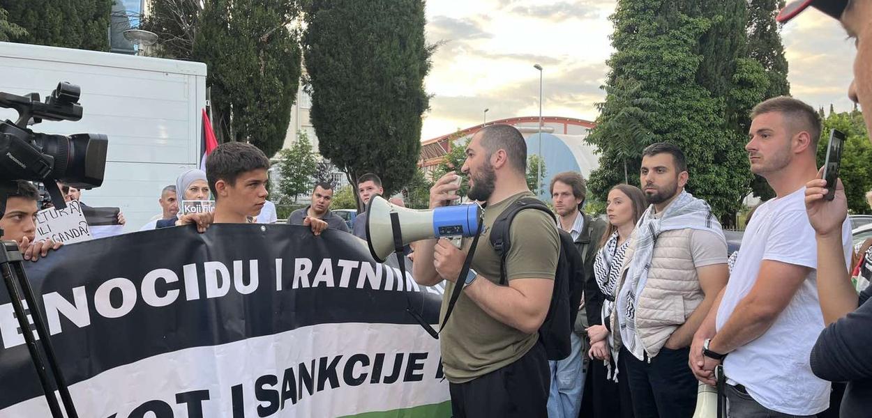 Sa protesta ispred KIC-a (Foto: Foto: Portal ETV/Anja Ivanović)