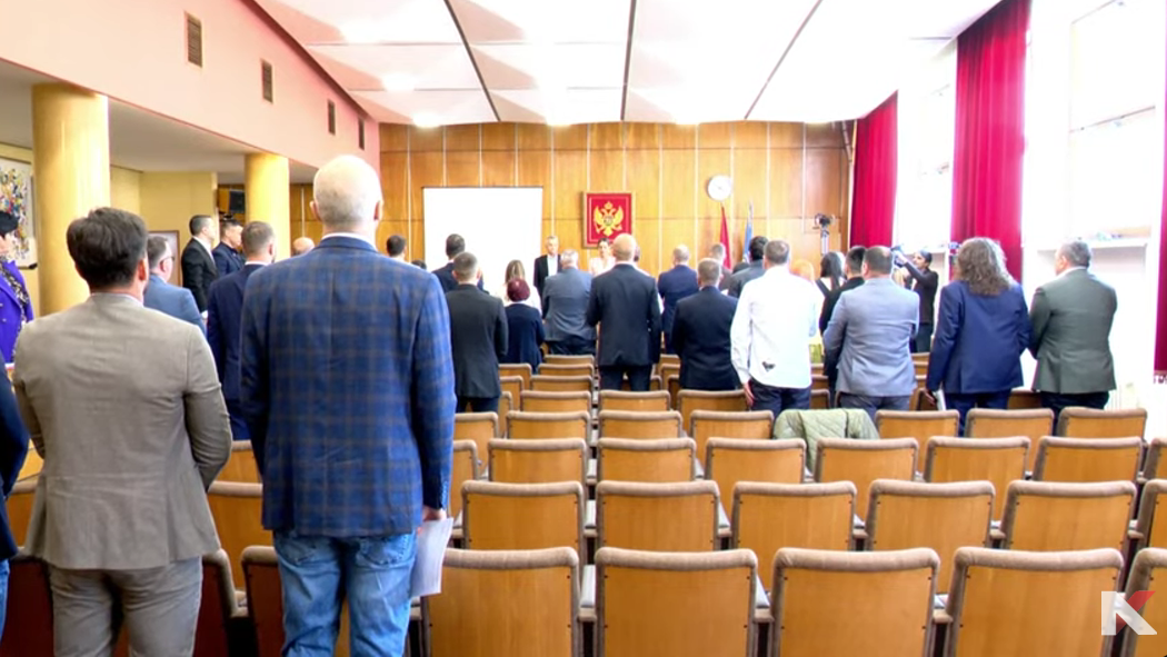 Tokom intoniranja himne