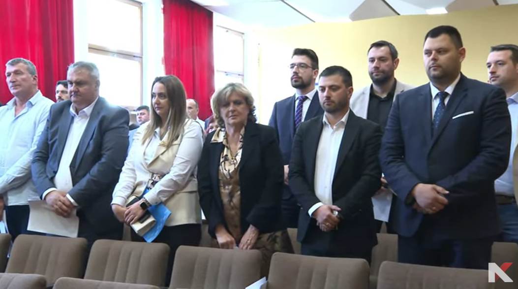 Tokom intoniranja himne