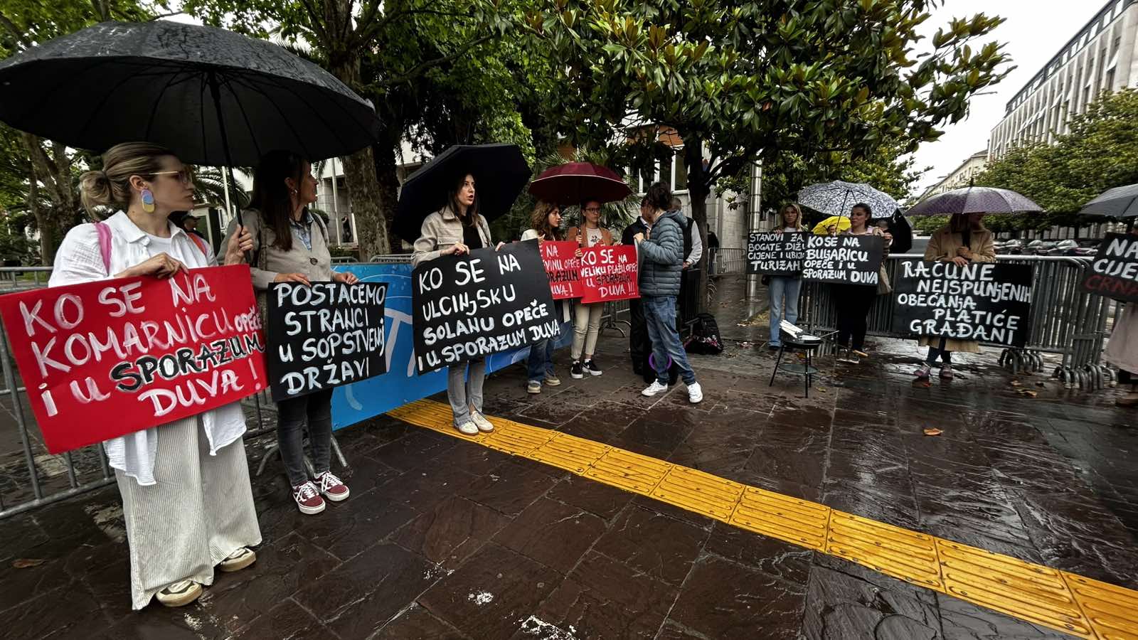 Sa današnjeg protesta ispred Skupštine