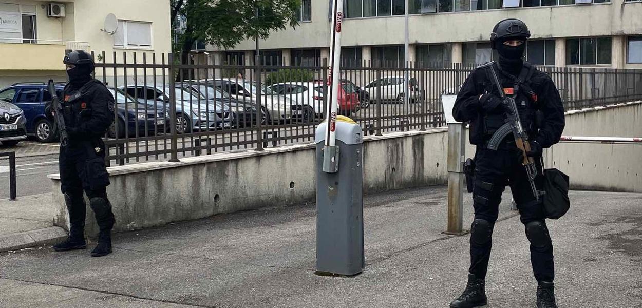 Delić i Keković uz jake mjere bezbjednosti privedeni u CB Podgorica (Foto: TV E/Ivona Đokić)