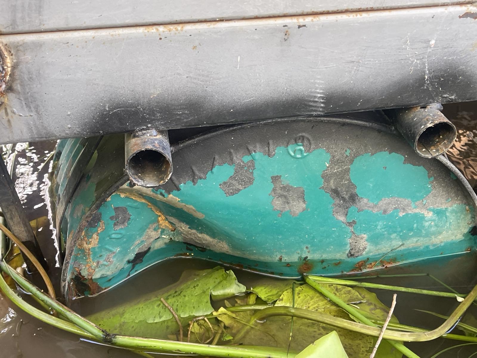 Dotrajale bačve zavarene za konstrukciju