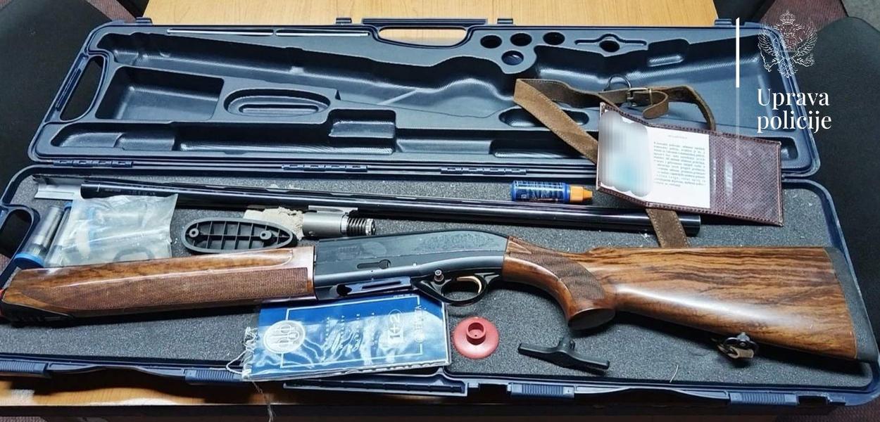 Oduzeta puška (Foto: Uprava policije)