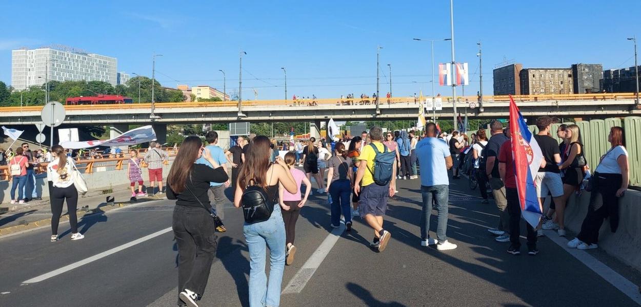 Okupljanje građana na mostu Gazela koji je blokiran za saobraćaj, Beograd, 1. jun 2025. (Foto: Ljudmila Cvetković (RFE/RL=)