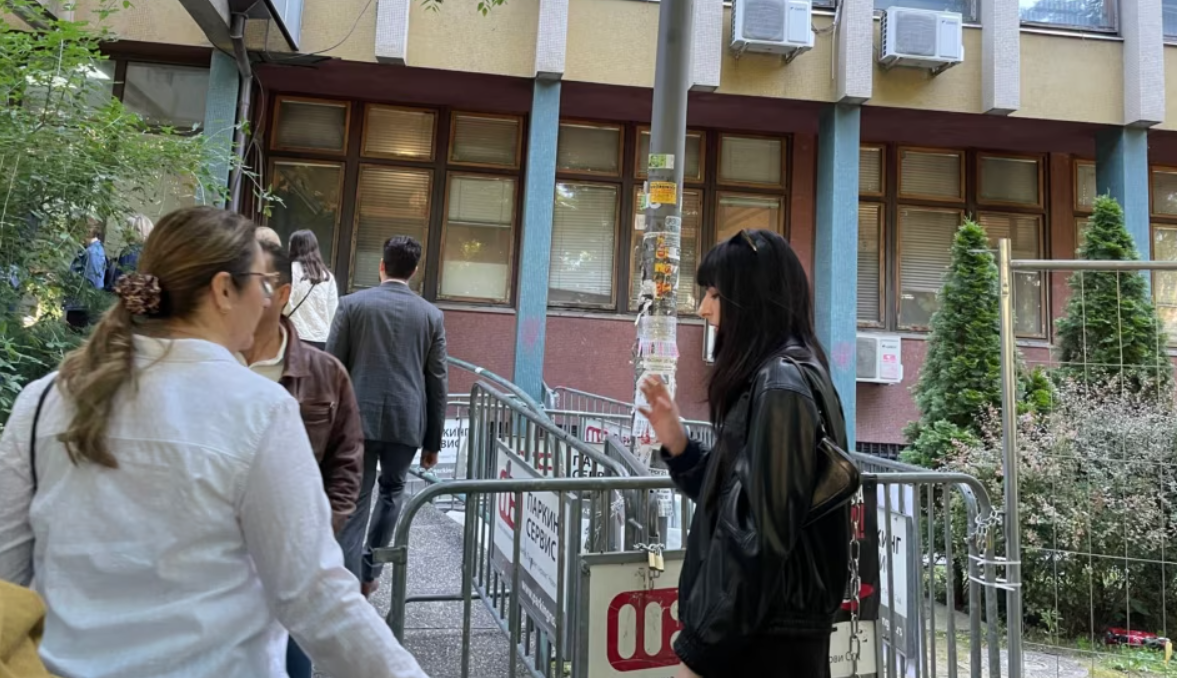 Studentkinja kojoj su napadači bejzbol palicama dislocirali vilicu, ispred suda uoči suđenja optuženima, Novi Sad, 28. maj 2025. (Foto: Jovana Krstić/RSE)