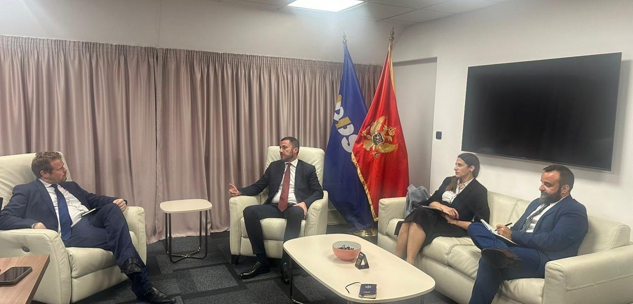 Bogdanović sa predstavnicima Vestminsterske fondacije (Foto: DPS)