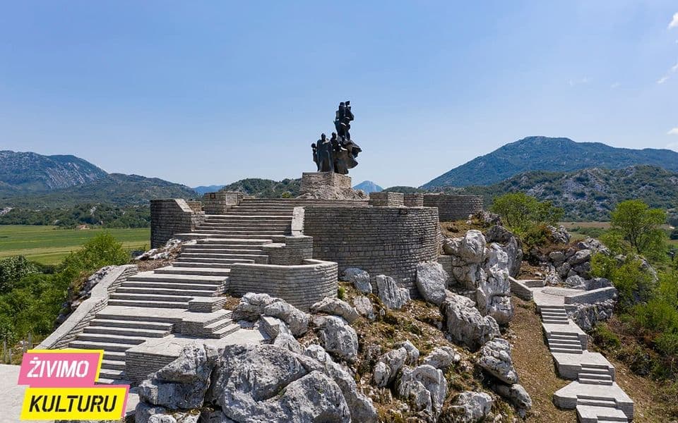 Spomen park „Ustanka i Revolucije“ na Grahovu obnovljen je u ljeto 2020. godine i onda opet zaboravljen od onih koji bi trebalo da brinu o njemu (Foto: Vlada Crne Gore)