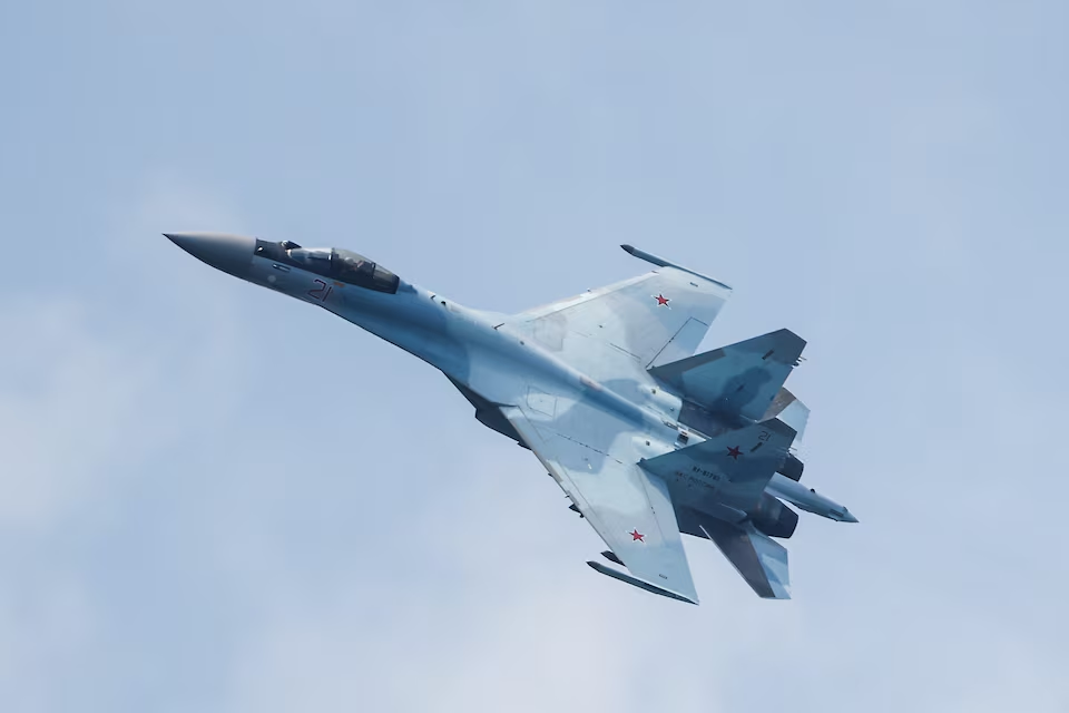 Arhivska fotogtrafija ruskog lovca Suhoj Su-35S tokom takmičenja u Rusiji, 27. avgusta 2021. (Foto: REUTERS/Maxim Šemetov/Arhivska fotografija)