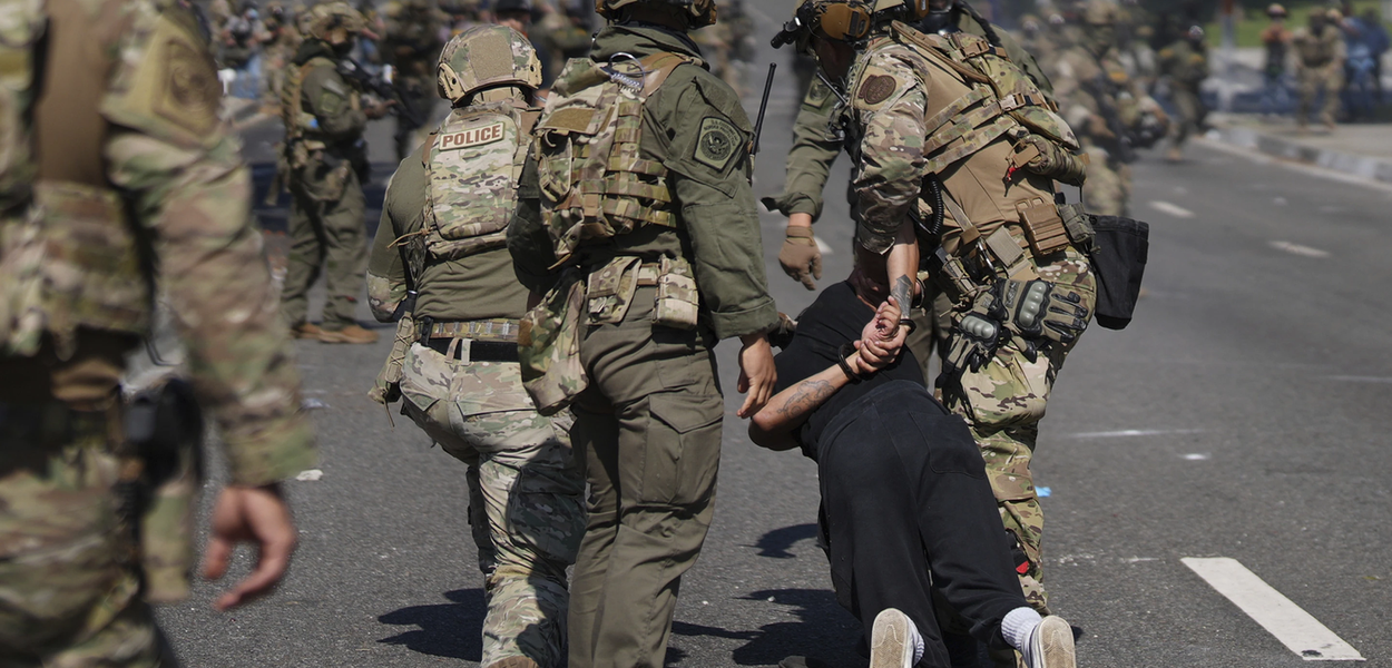Policija privodi muškarca tokom protesta nakon akcije savezne imigracione vlasti u Paramountu, Kalifornija, u subotu, 7. juna 2025. godine, nakon akcije savezne imigracione vlasti (Foto: AP foto/Eric Thayer)