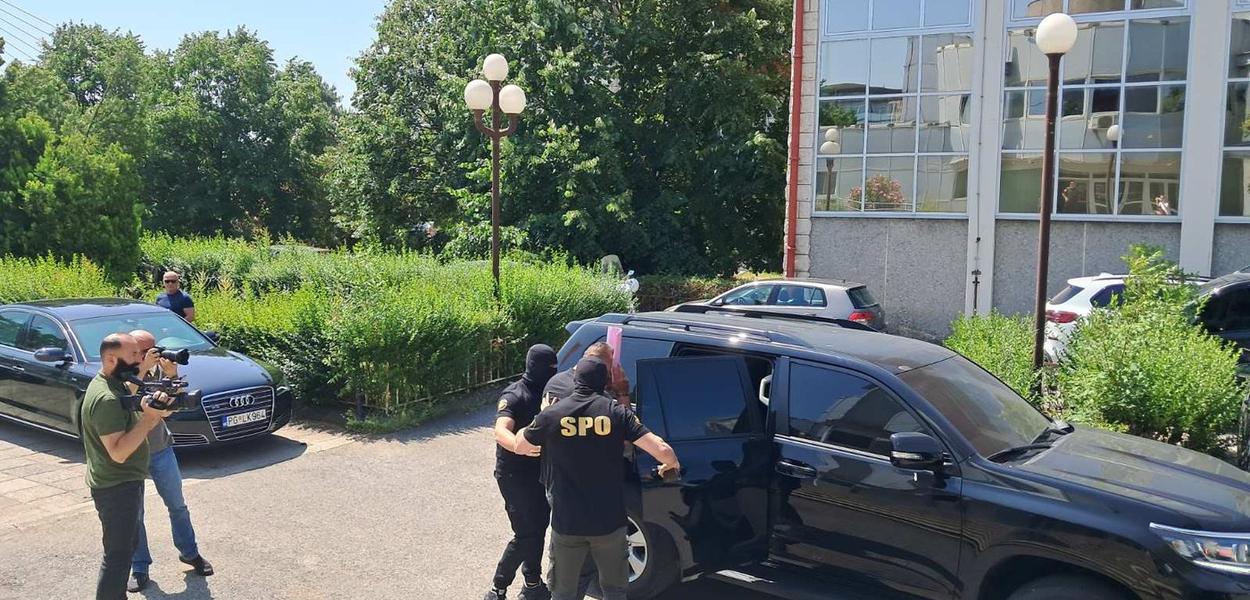 Izvođenje iz SPO-a uhapšenih u jutrošnjoj akciji (Foto: Portal ETV/Marija Žižić)