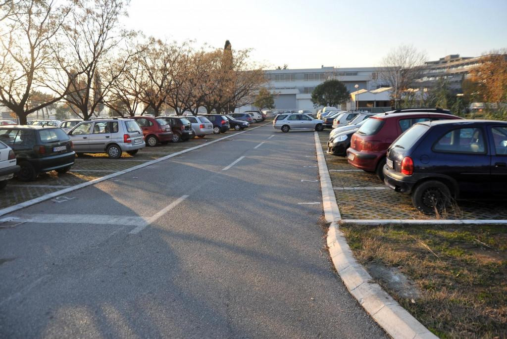 Parking kod KCCG (Foto: Dan)