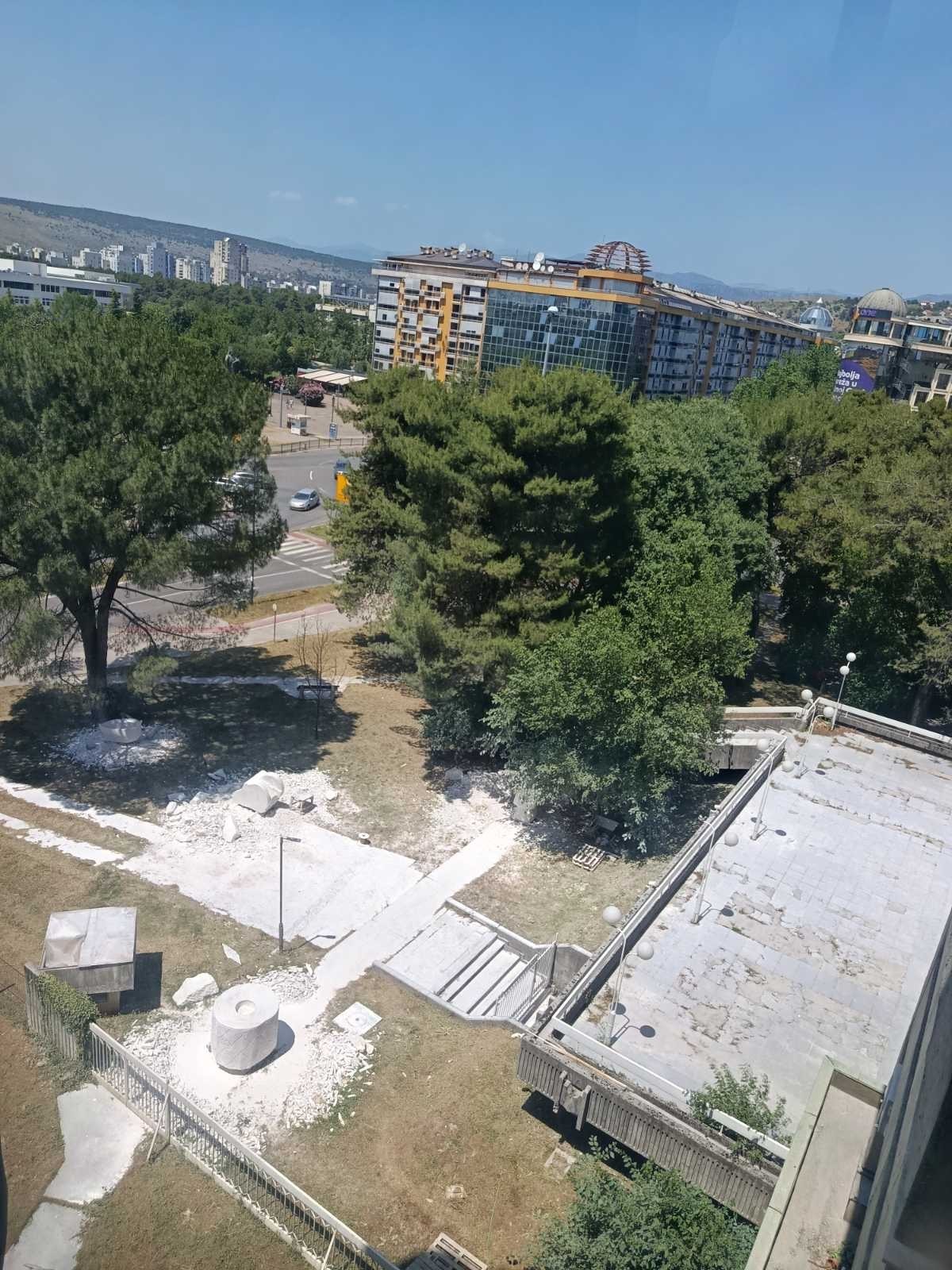 Park ispred zgrade RTCG