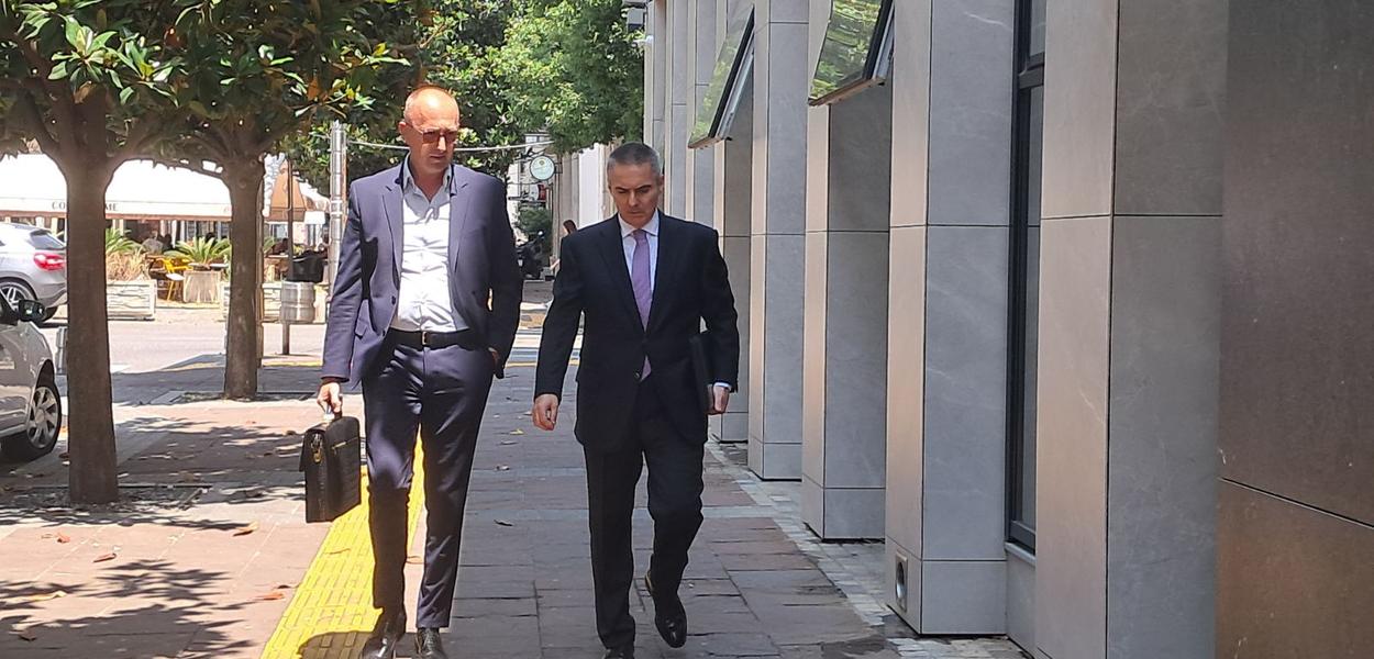 Veljović sa advokatom Volkovim (Foto: Portal ETV/Marija Žižić)