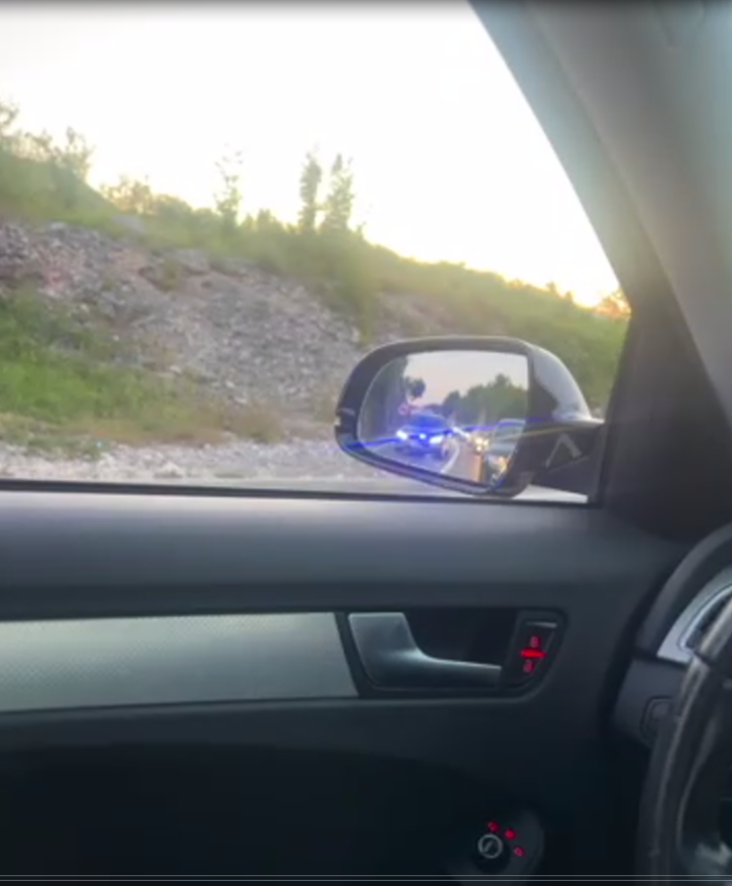 Automobil sa blicajućim svjetlima pretiče na punu liniju (Foto: Čitalac Portala ETV)