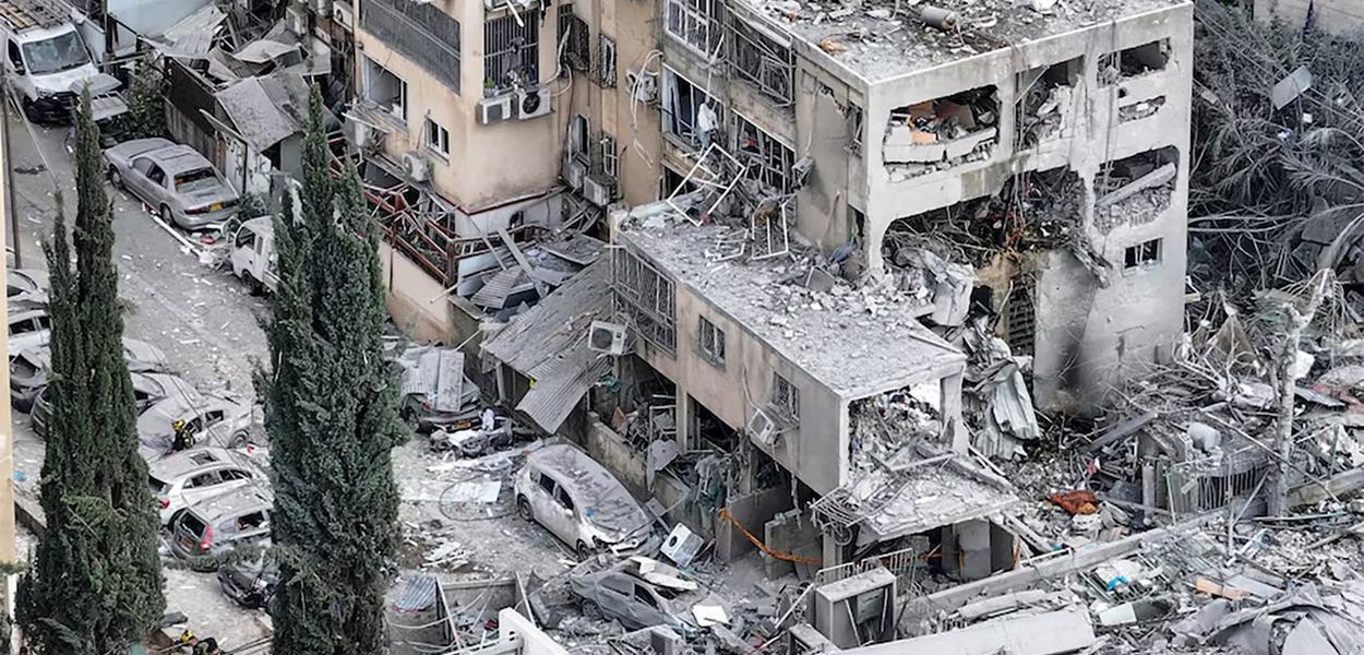 Fotografija s drona prikazuje štetu na stambenim zgradama i školi na mjestu udara nakon raketnog napada Irana na Izrael, u Bnei Braku, Izrael, 16. jun 2025. (Foto: REUTERS)