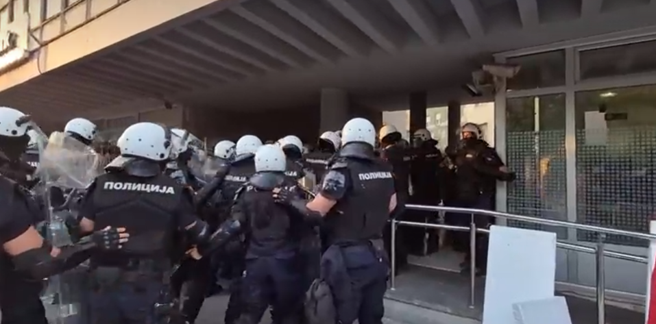 Policija ispred Skupštine grada Novog Sada (Foto: N1 - stop kadar)