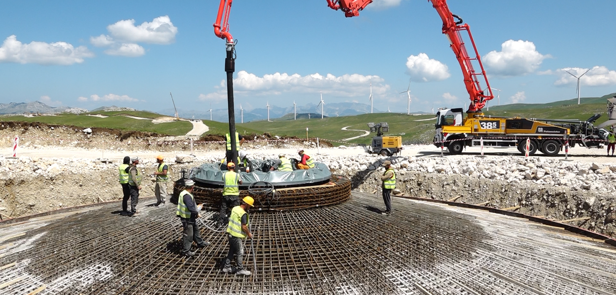 Betoniranje prvog od osam temelja za vjetroturbine vjetroparka Gvozd, kod Nikšića, 19. juna 2025. (Foto: TV E)