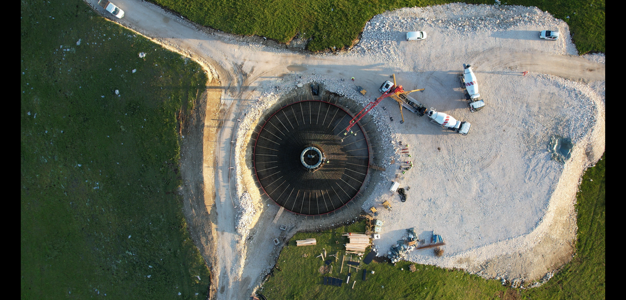 Počelo betoniranje prvog od osam temelja za vjetroturbine vjetroparka Gvozd, kod Nikšića (Foto: TV E)