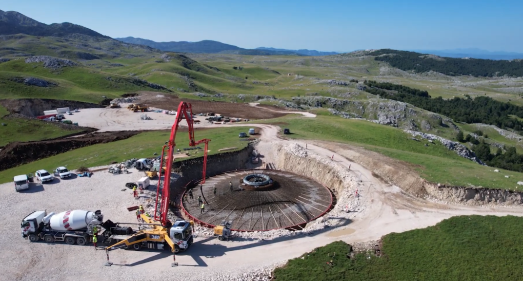 Počelo betoniranje prvog od osam temelja za vjetroturbine vjetroparka Gvozd, kod Nikšića (Foto: TV E - stop kadar)