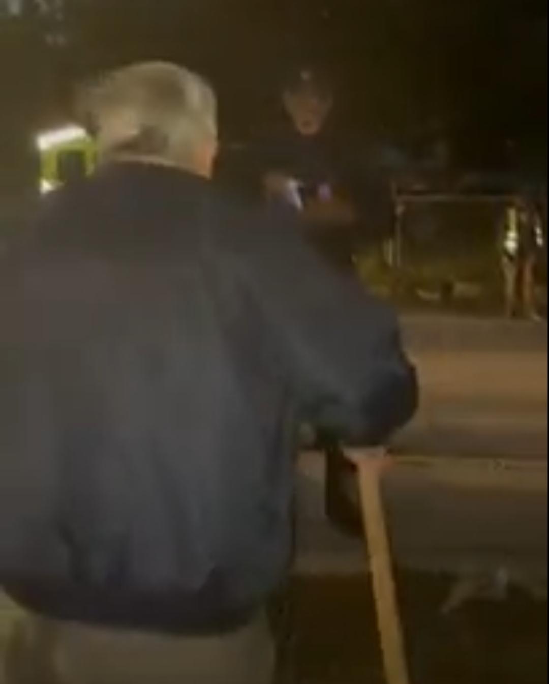 Policija stigla nakon što je neko starca Radoša Janjuševića udario po glavi metalnom ogradom