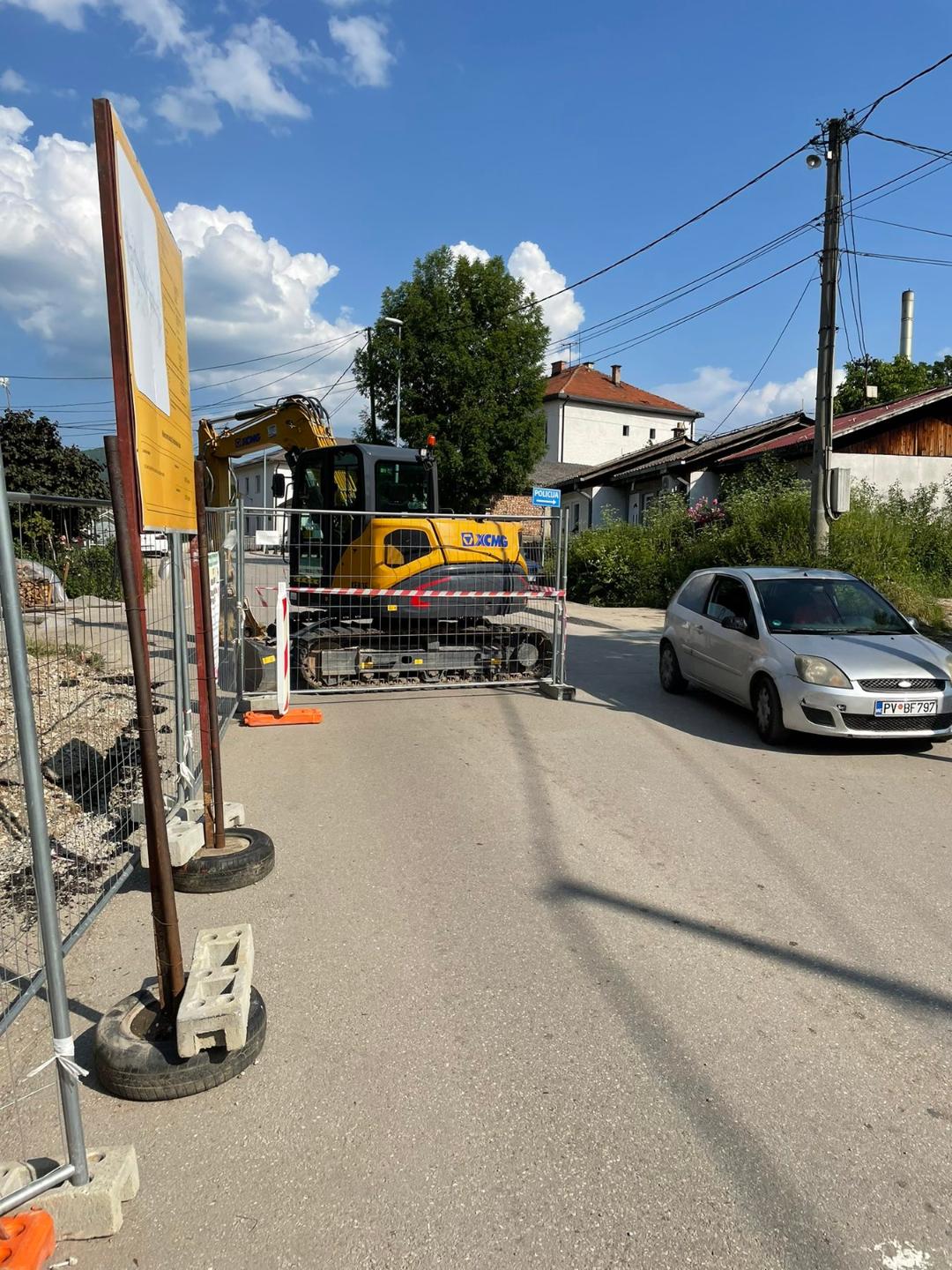 Bager ostavili nasred ulice