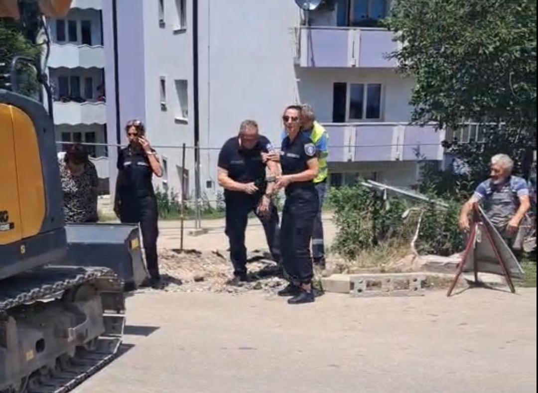 Komunalni policajac se sapleo i pao