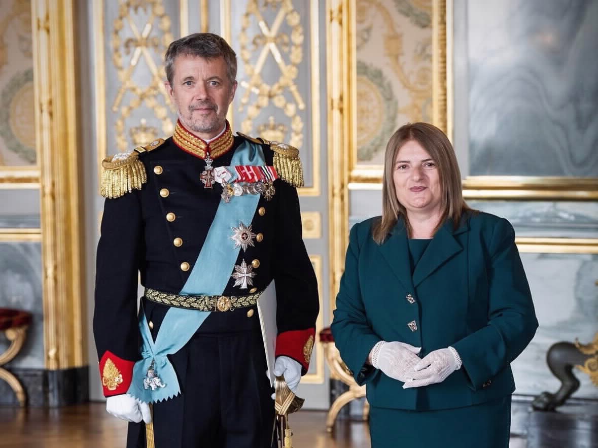 Danski kralj Frederik X i ambasadorka Snežana Radović (Foto: Ministarstvo vanjskih poslova)