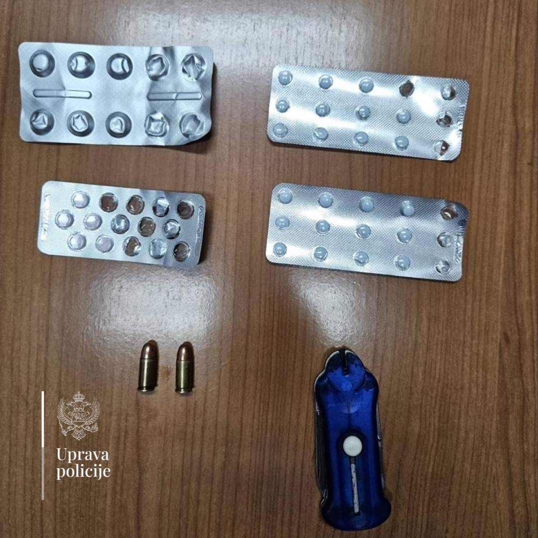 Zaplijenjene tablete i municija (Foto: Uprava policije)