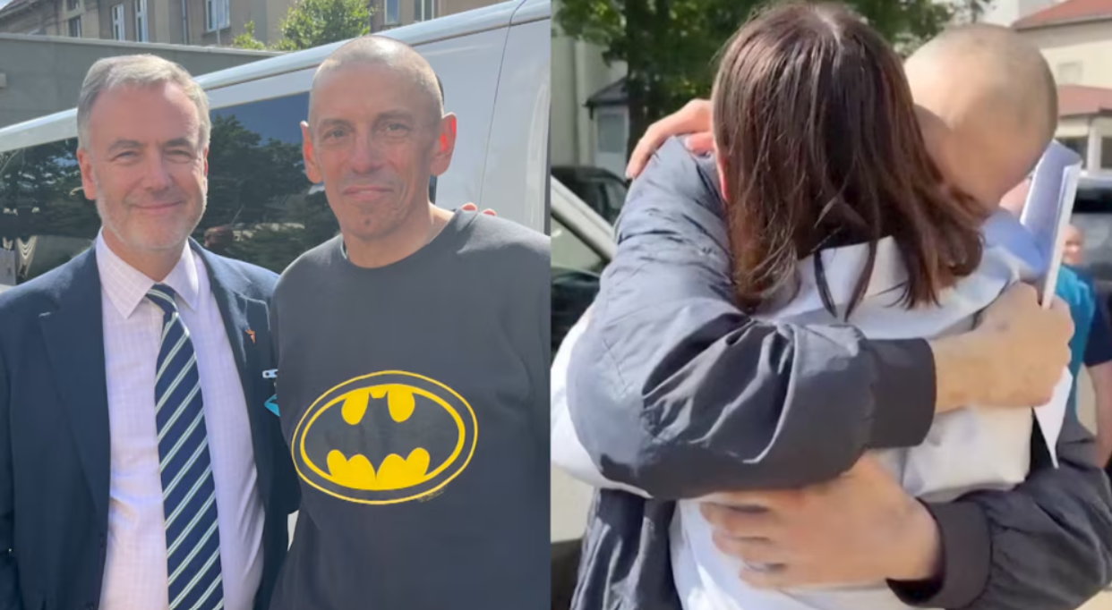 Predsjednik i izvršni direktor RFE/RL Stiven Kapus sa Iharom Karnejem, bivšim novinarom bjeloruskog servisa RFE/RL (lijevo), i Serhej Tihanovski kako grli svoju suprugu Svjatlanu Tihanovsku, liderku bjeloruske opozicije (desno) (Foto: Radio Slobodna Evropa)