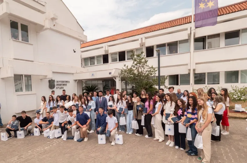 Budvanski učenici sa Jovanovićem (Foto: Primorski portal)
