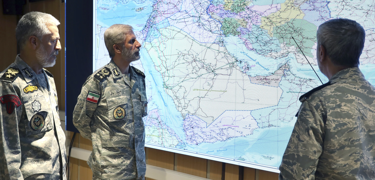 Na fotografiji koju je 23. juna 2025. objavila pres služba iranske vojske, vrhovni komandant iranske vojske general Amir Hatami (u sredini), admiral Mahmud Musavi (desno) i admiral Habibolah Sajari prisustvuju sastanku u centralnom štabu Zolfagar, Iran (Foto: Pres služba iranske vojske preko AP-a)