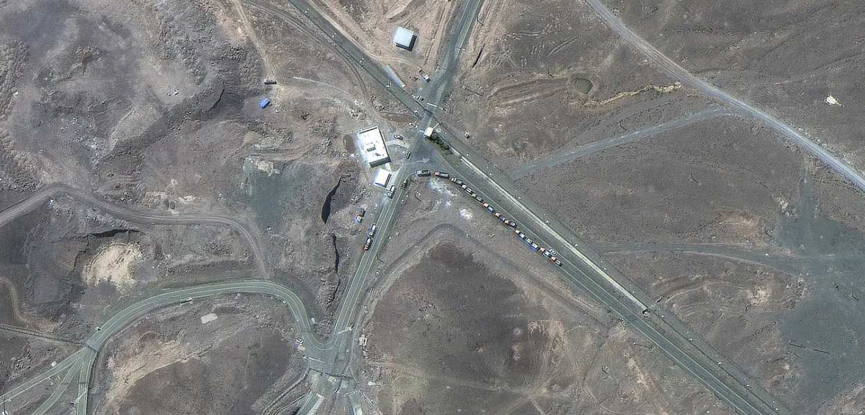 Ova satelitska fotografija Maxar Technologies-a prikazuje vozila kod postrojenju za obogaćivanje uranijuma u Fordou, Iran, u četvrtak, 19. juna 2025. godine (Foto: Maxar Technologies preko AP-a)
