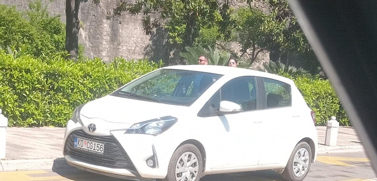 I SLUŽBENA VOZILA NEPROPISNO PARKIRANA (Foto: Privatna arhiva)