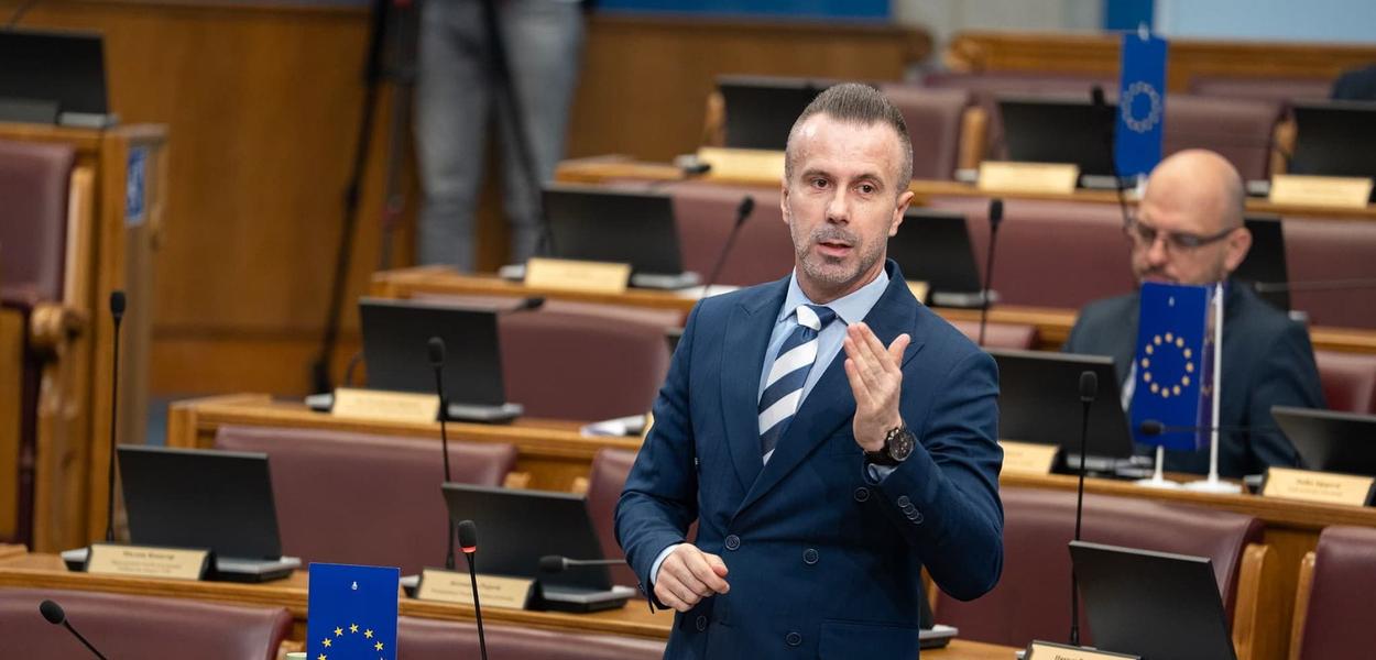 Boris Bogdanović na jučerašnjoj sjednici (Foto: Skupština Crne Gore)