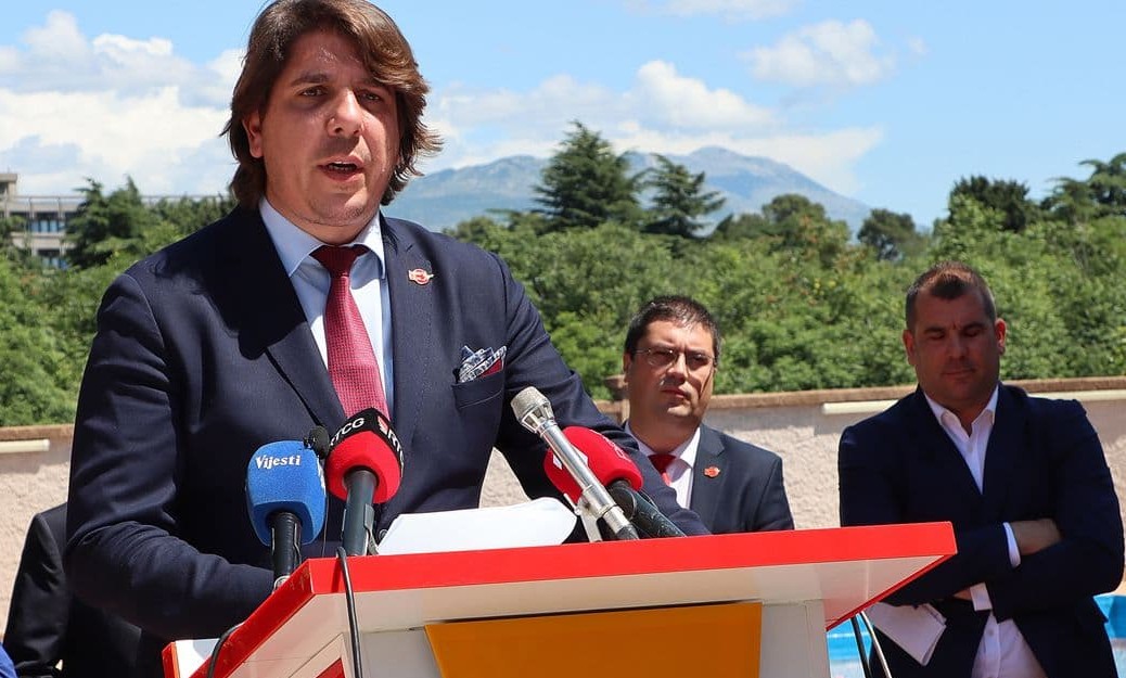 LIČNE ILI PARTIJSKE VEZE: Krsto Radović i Dragan Krapović (pozadi desno)