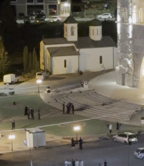 Večeras ispred Hrama (Foto: Stop kadar)