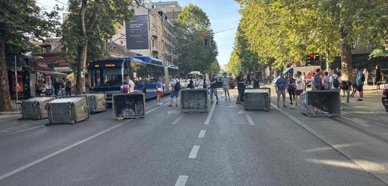 Barikade kod Mašinskog fakulteta (Foto: Miloš Lončar / Nova.rs)