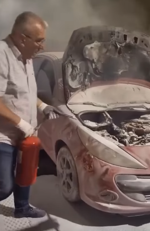 Mitrović u akciji gašenja požara (Foto: Berane online - Stop kadar)