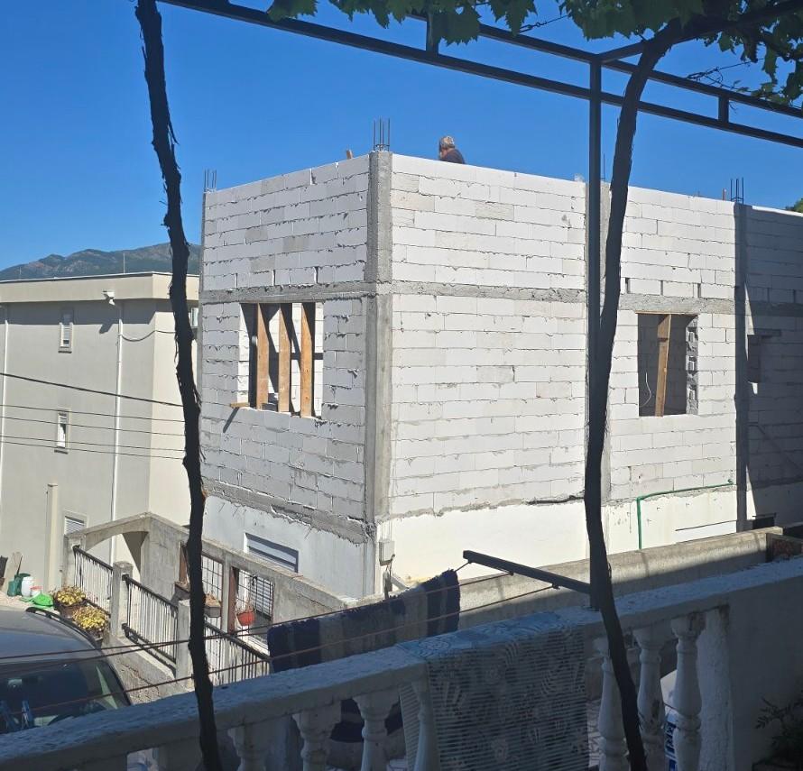 SPRATOVI NIČU: Nelegalni objekat komunalne inspektorke (Foto: Portal ETV)