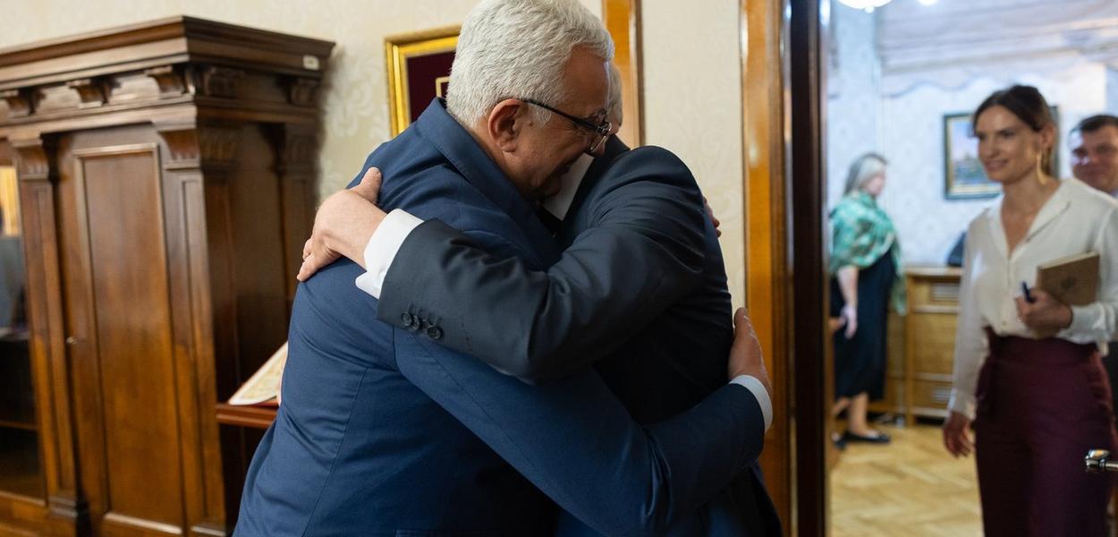 Mandić u zagrljaju ruskog ambasadora