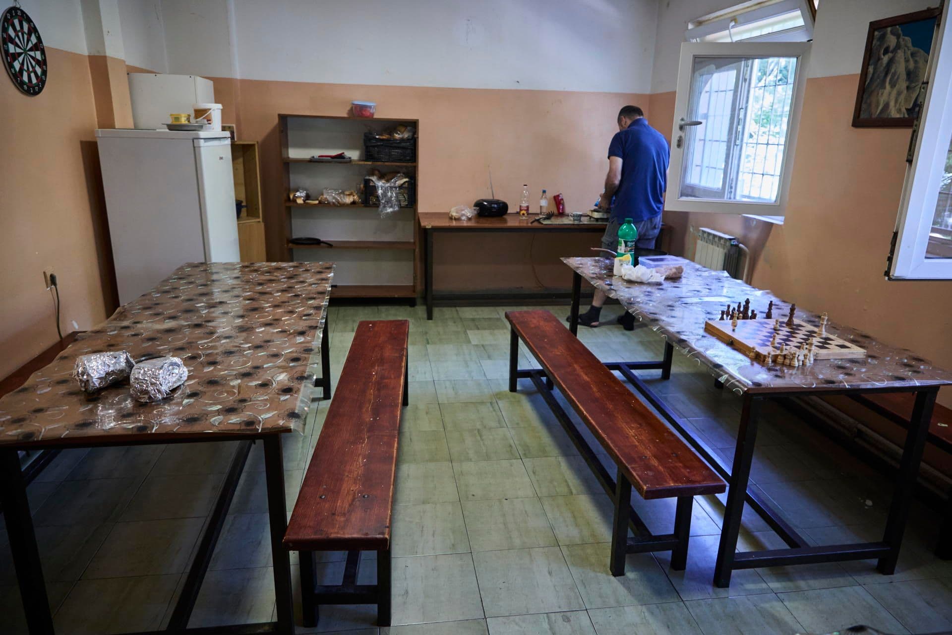 OD 230 KREVETA U DOBROTI 135 KORISTE SUDSKI PACIJENTI: Pacijent kuva kafu u zajednickoj prostoriji na sudskom odjeljenju,