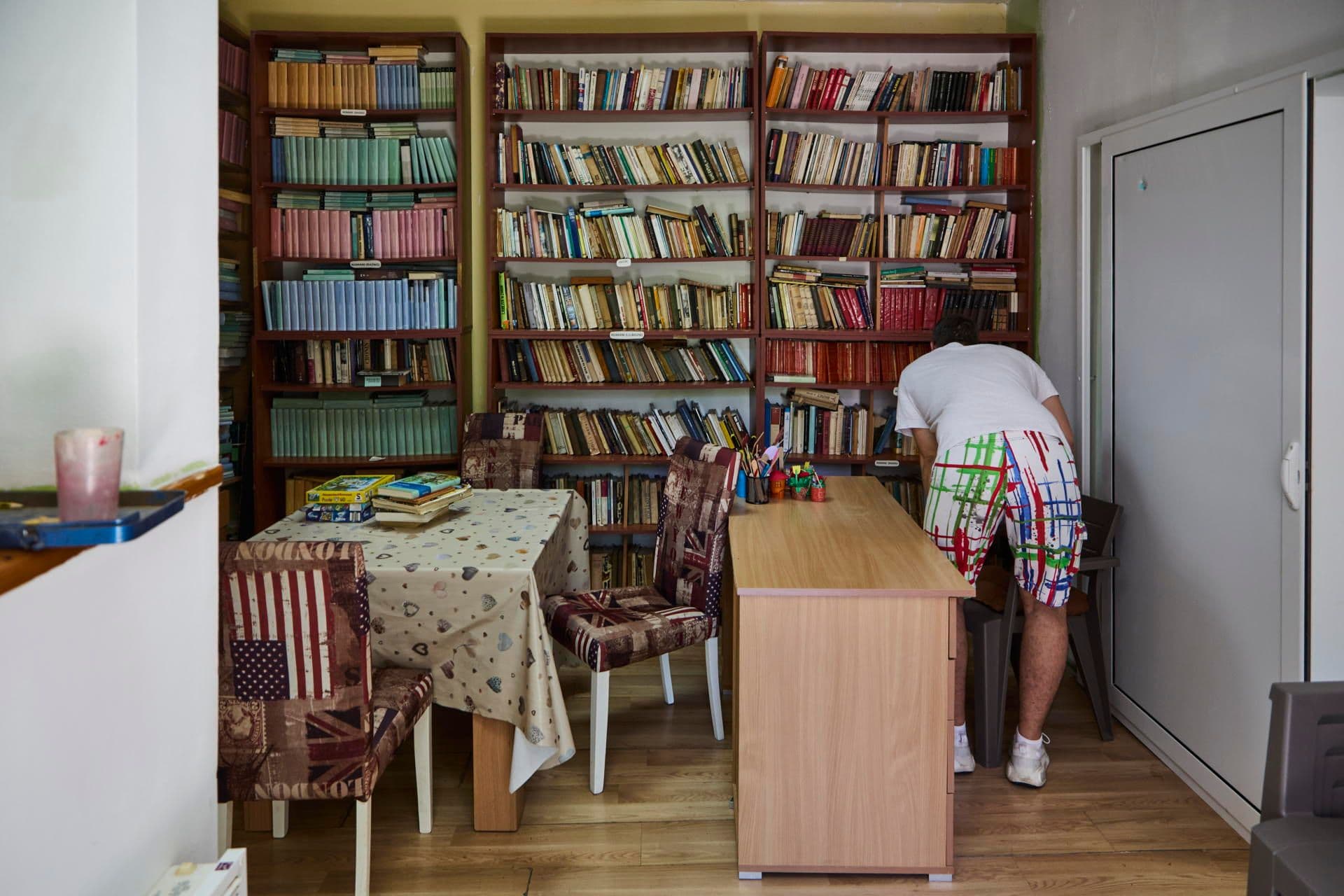 KNJIGE PACIJENTIMA PUNO ZNAČE: Pacijent razgleda naslove u bolničkoj biblioteci,