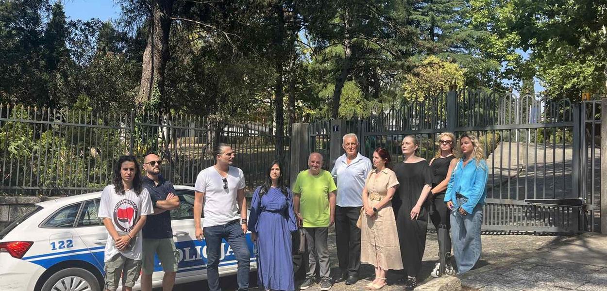 Učesnici današnje konferencije ispred Vile Gorica (Foto: Portal ETV/Anja Ivanović)