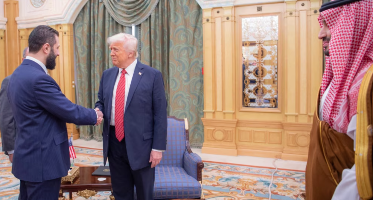 Prelazni predsjednik Sirije Ahmad Al-Šara rukuje se s predsjednikom SAD Doanldom Trampom u prisustvu saudijskog prestolonasljednika Mohameda bin Salmana, 14. maj 2025. (Foto: AP)