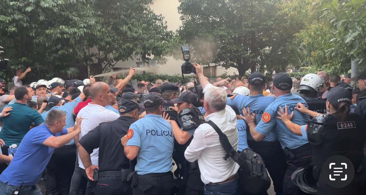 Policija koristi biber sprej (Foto: Portal ETV)