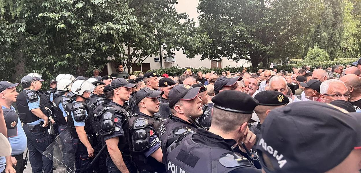 Policija ispred građana (Foto: Portal ETV/Jasmina Beharović)