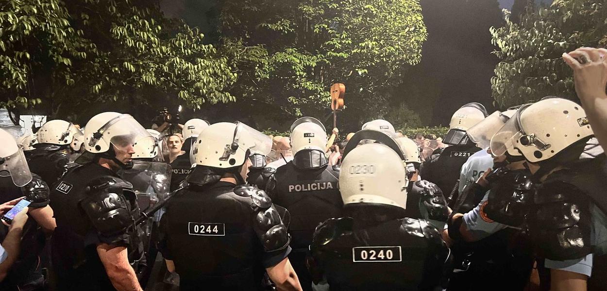 Gitara iznad kordona policije (Foto: Portal ETV/Jasmina Beharović)