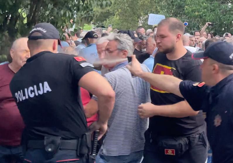 Policija koristi biber sprej (Foto: TV E)