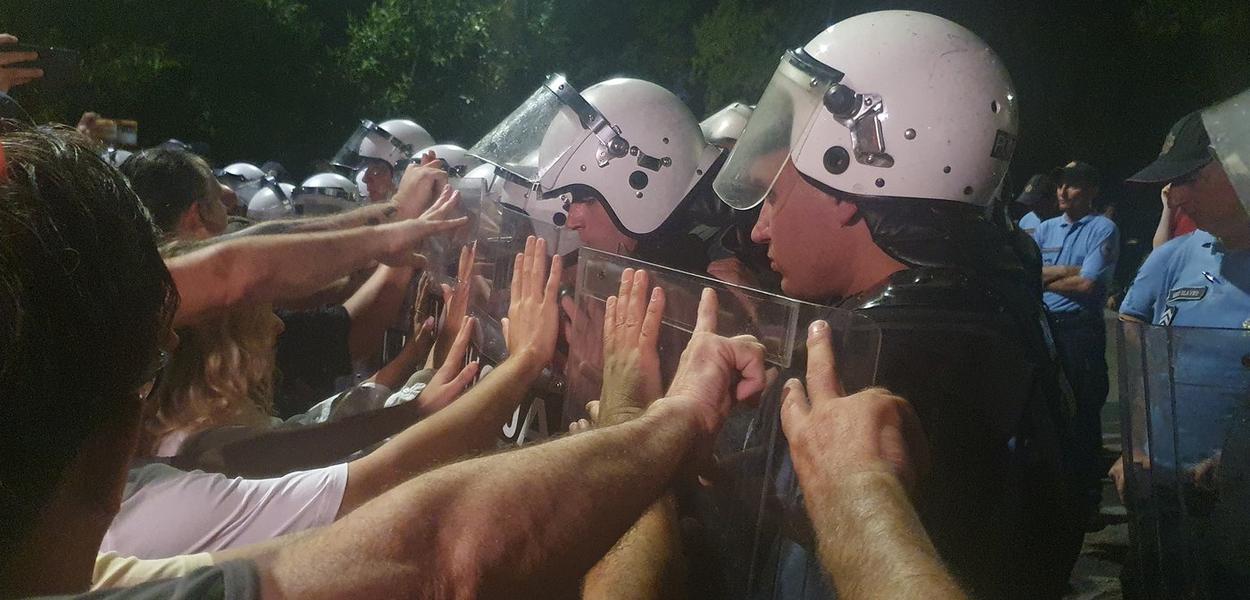 STOP ZA ANTIFAŠISTE: Policijska barikada ispred Vile Gorica (Foto: Televizija E, Portal ETV)